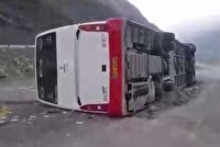 آتش‌سوزی اتوبوس در جاده کوهستانی کردکوی، سه گردشگر را راهی بیمارستان کرد