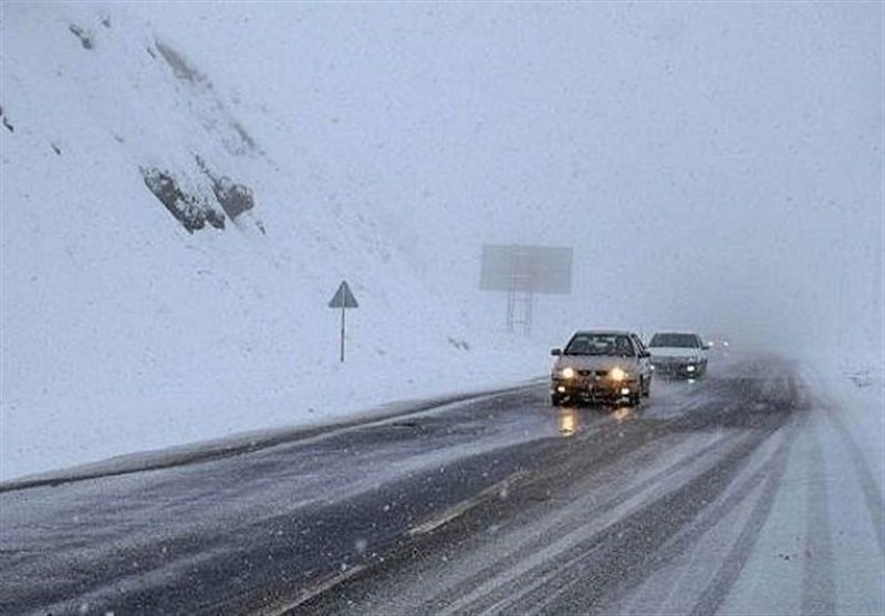 بارش برف در جاده های کوهستانی گلستان/ رانندگان با احتیاط برانند