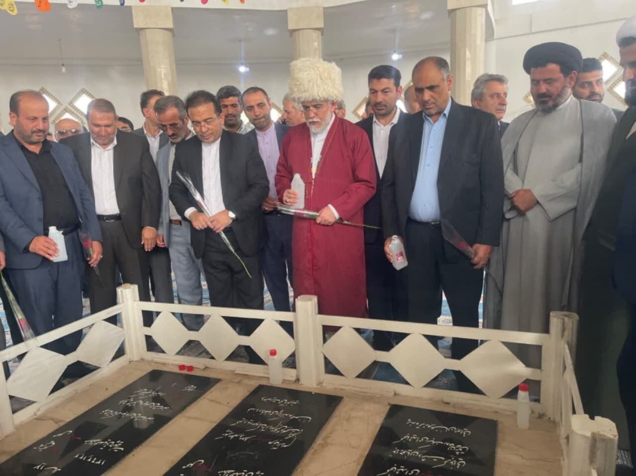 وزیر جهادکشاورزی به مقام شهدا در گلزار شهدا آق‌قلا ادای احترام کرد